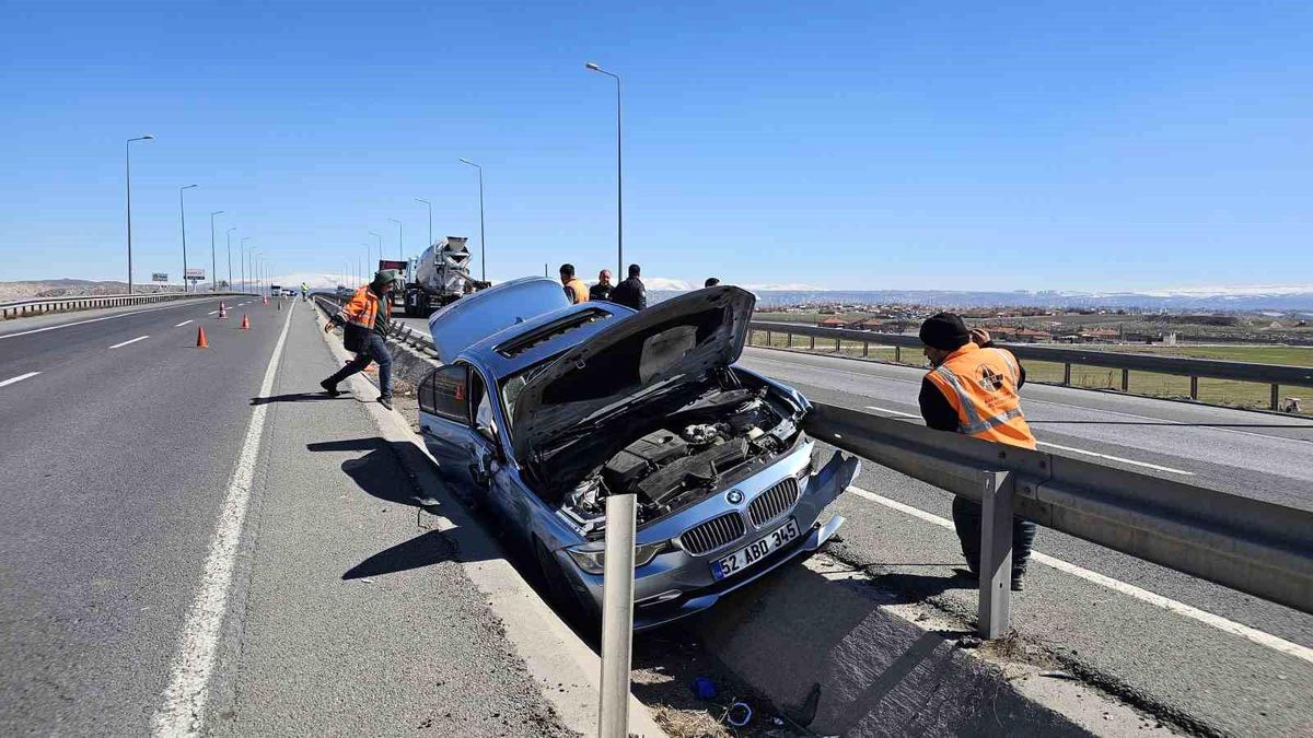 Otomobil refüje çarptı, araçta sıkışan sürücüyü itfaiye kurtardı