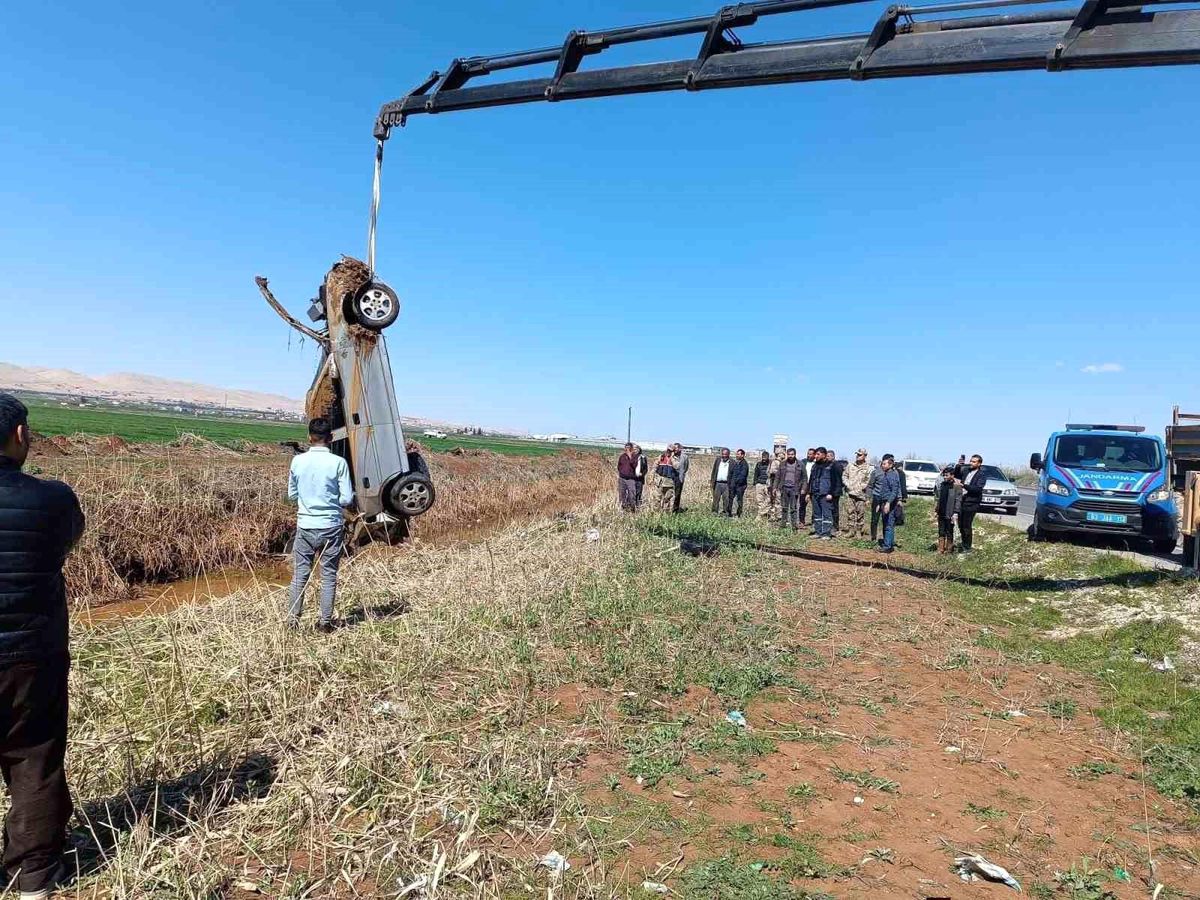 Şanlıurfa'da tahliye kanalına devrilen otomobilin sürücüsü yaralandı