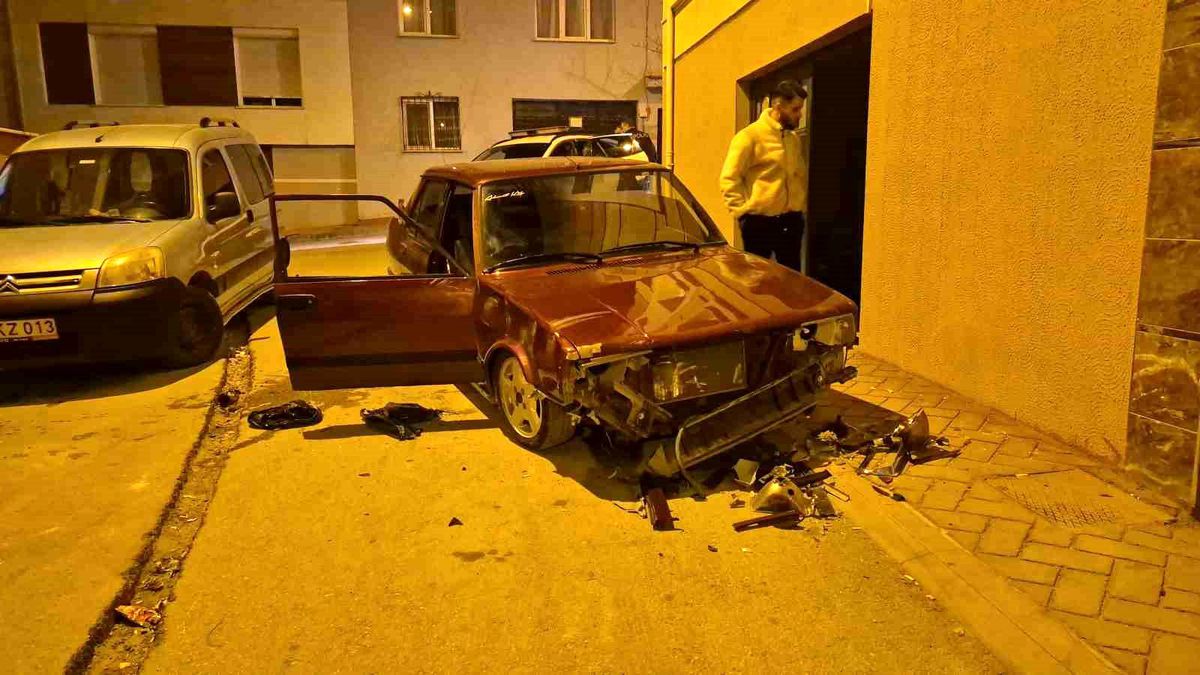 Sevgilisinden ayrılan genç sokak ortasında aracını parçaladı