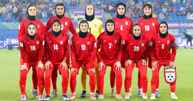 اللاعبات الإيرانيات اللاتي غادرن إلى بلدانهن، قمن بإشارة SOS من نافذة الحافلة باستخدام هواتفهن المحمولة