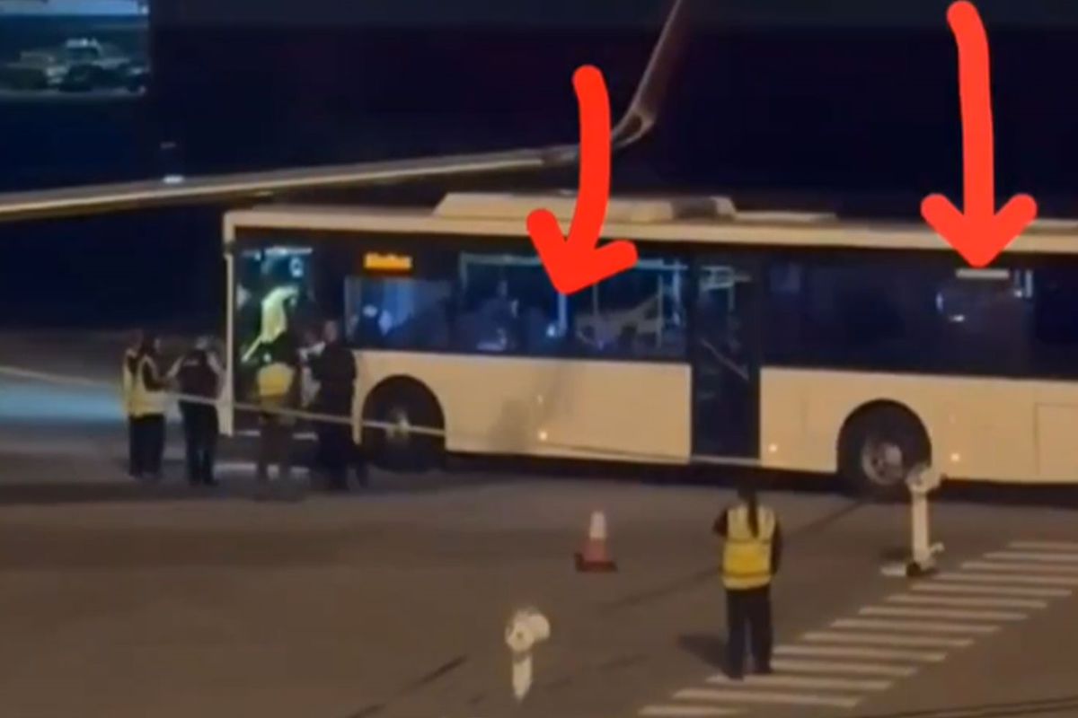Ülkelerine dönmek üzere yola çıkan İranlı kadın futbolcular, otobüsün camından cep telefonlarıyla SOS işar...