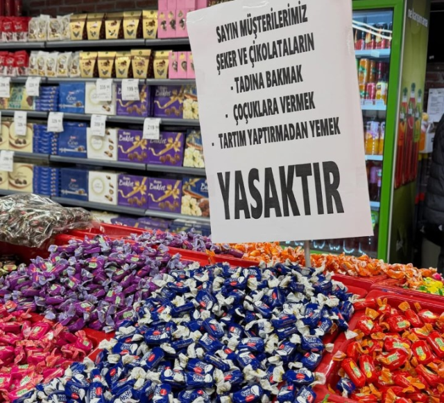 Заметка, повешенная в отделе праздничных сладостей, вызвала реакцию