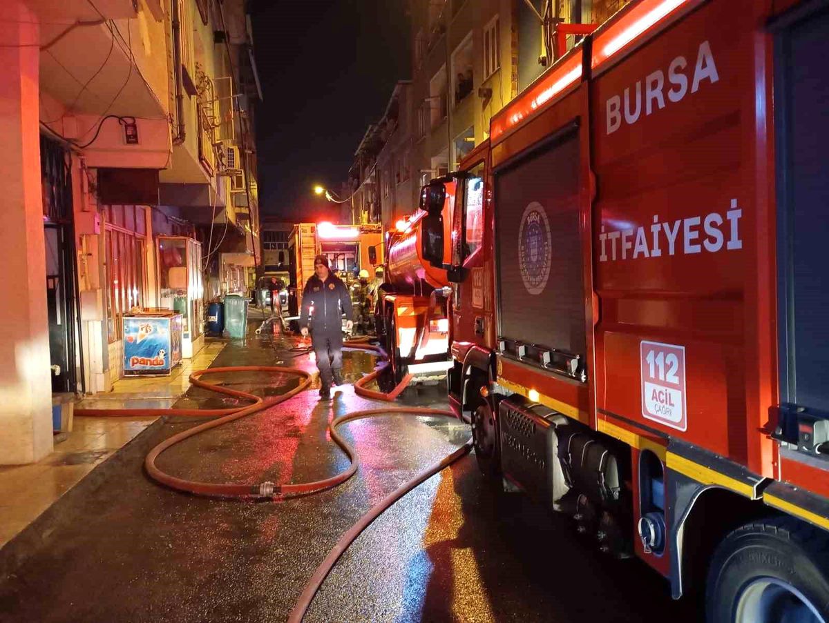 Bursa'da apartmanın çatı katında yangın