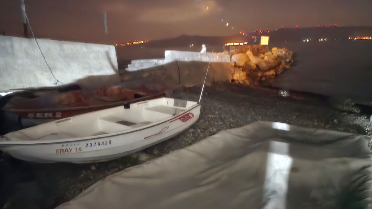 Baba ve Oğulun Bulunduğu Tekne Battı, Kıyıya Yüzdüler
