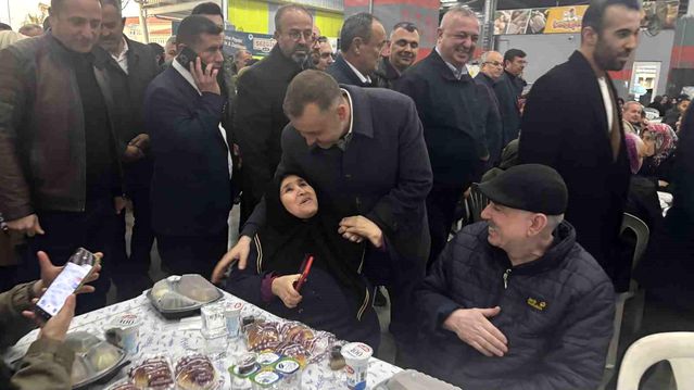 Ezine’de 10 bin kişi iftar sofrasında buluştu