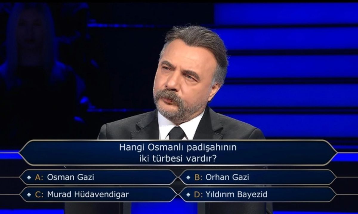 Hangi Osmanlı padişahının iki türbesi vardır?