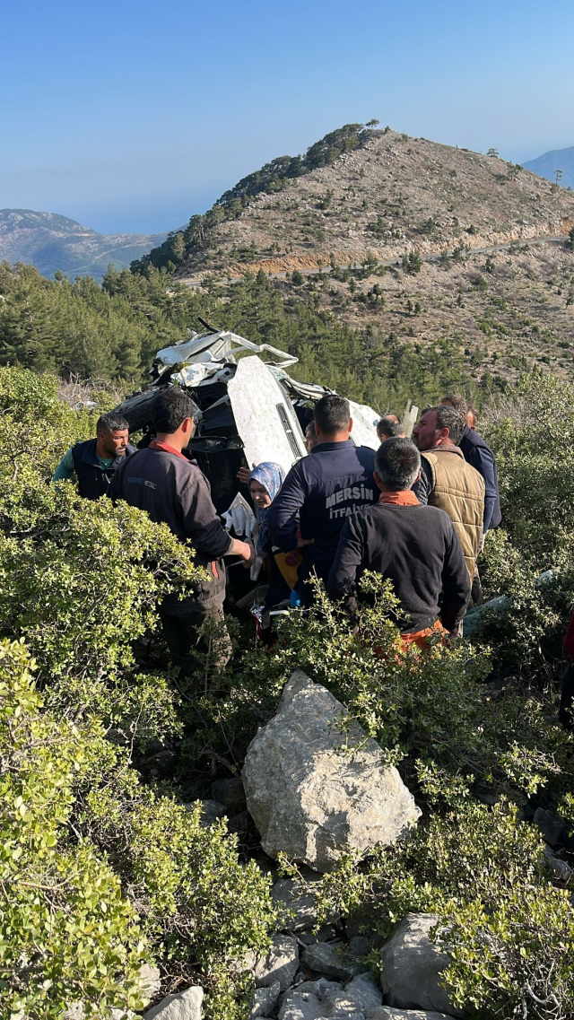 mersin de isci servisi ucurumdan yuvarlandi 3 19651517 69 m