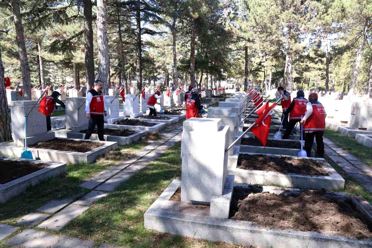 Eskişehir'de Şehitliklerde Temizlik Çalışması