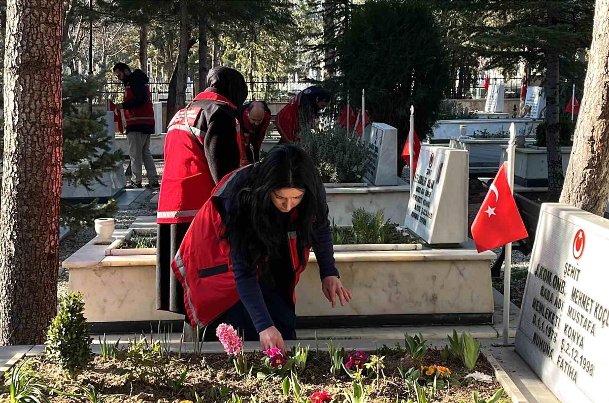 Şehitliklerde temizlik ve bakım çalışmaları başlatıldı