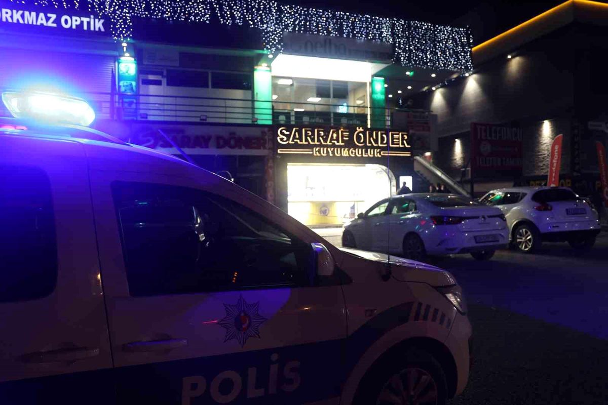 Biber gazıyla kuyumcuya giren maskeli 3 kişi, imitasyon bilezikleri çaldı