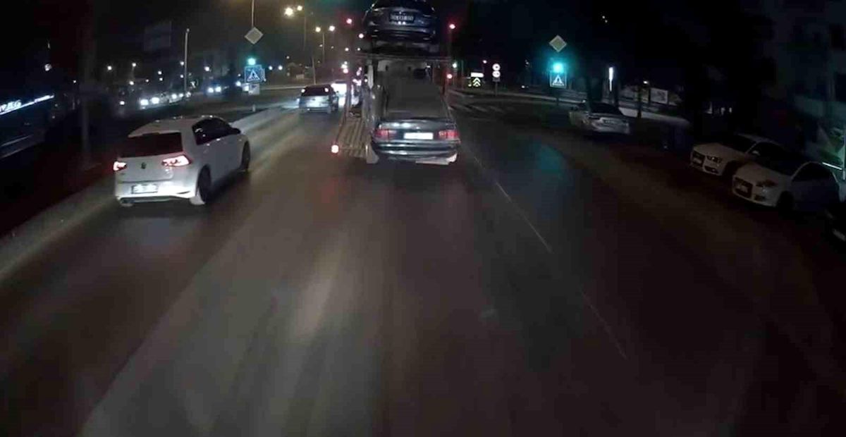 Çekici otomobili yola düşürdü
