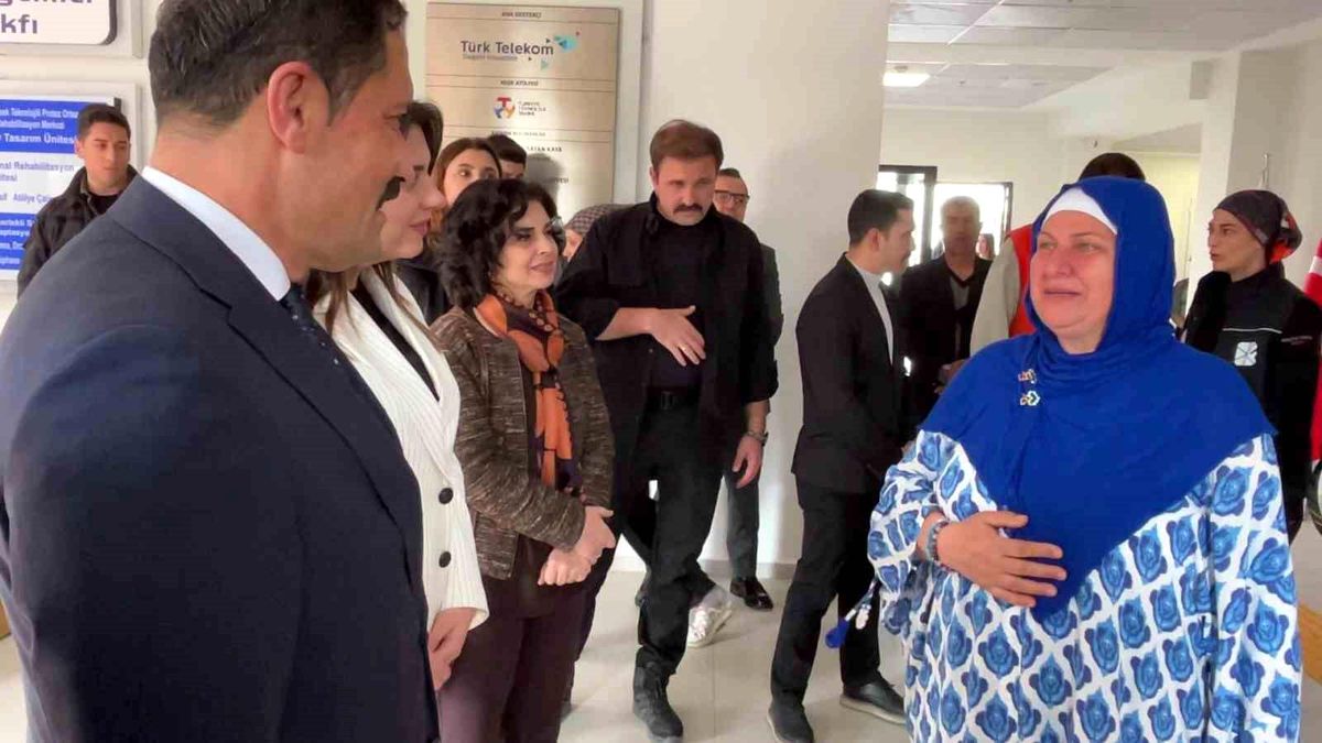 Deprem enkazından 4.günde kurtarılan kadın, 2 gün önce anahtarını teslim aldığı yeni yuvası için göz yaşla...