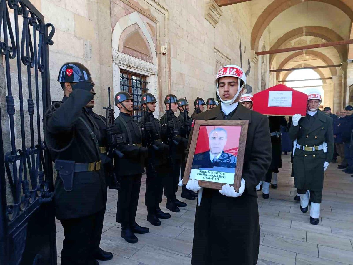 Edirne'de vefat eden emekli astsubay askeri törenle son yolculuğuna uğurlandı