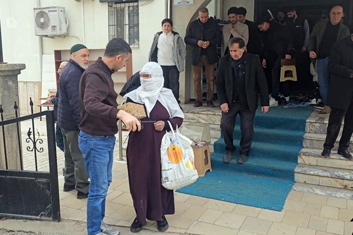 Elazığ'da dilenci zabıtalara yakalandı: 'Al senin olsun' diyerek parayı teklif etti