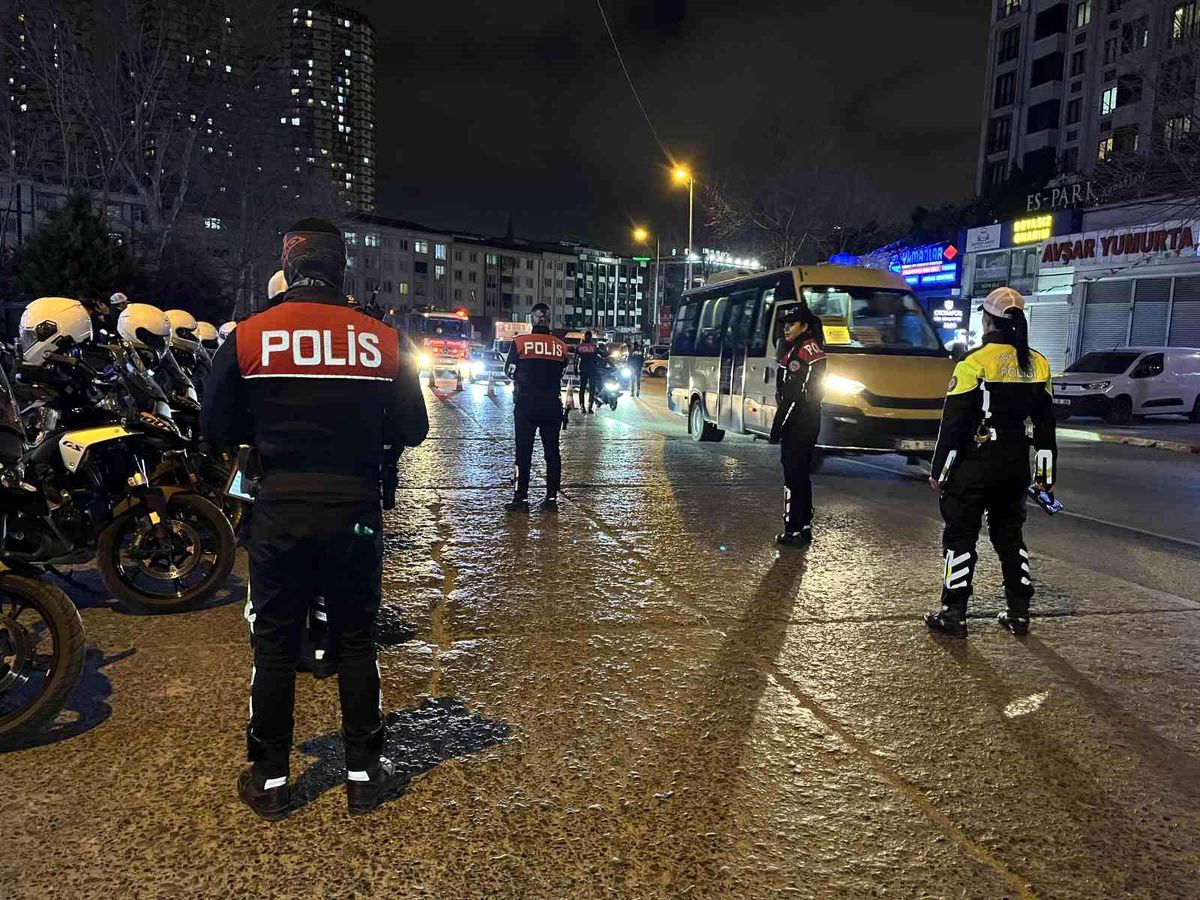 Esenyurt'ta polis ekiplerinden trafik denetimi