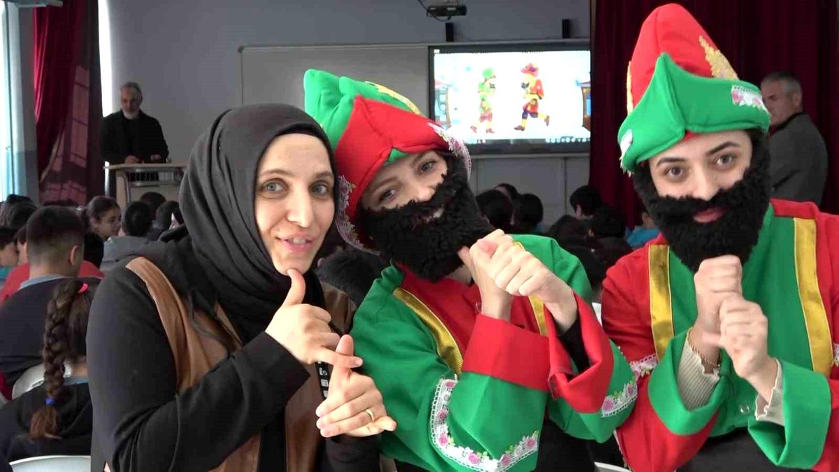 Genç kadınlar, Karagöz ile Hacivat olup 'Kâbe'de Hacılar' ilahisini işaret diliyle sahneledi