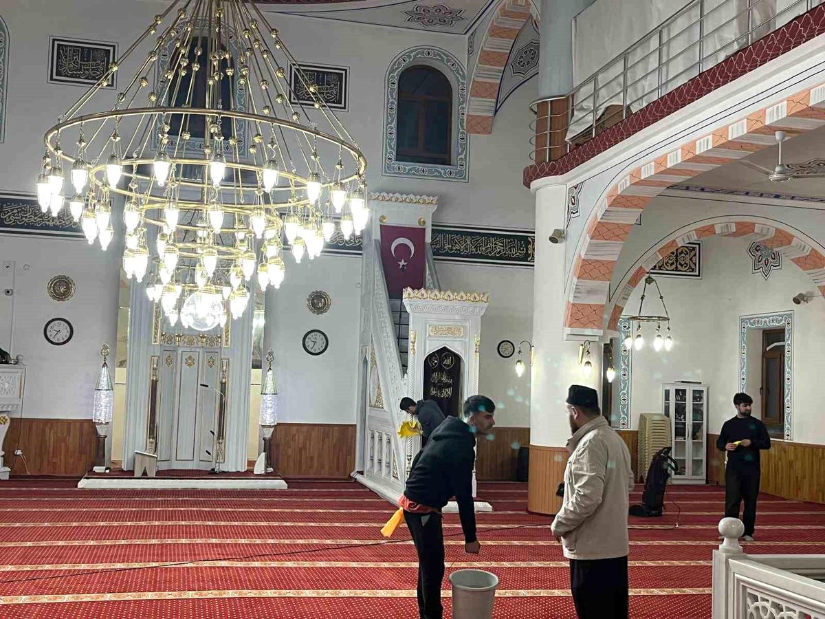Gençler Fetih Camiini baştan aşağı temizledi