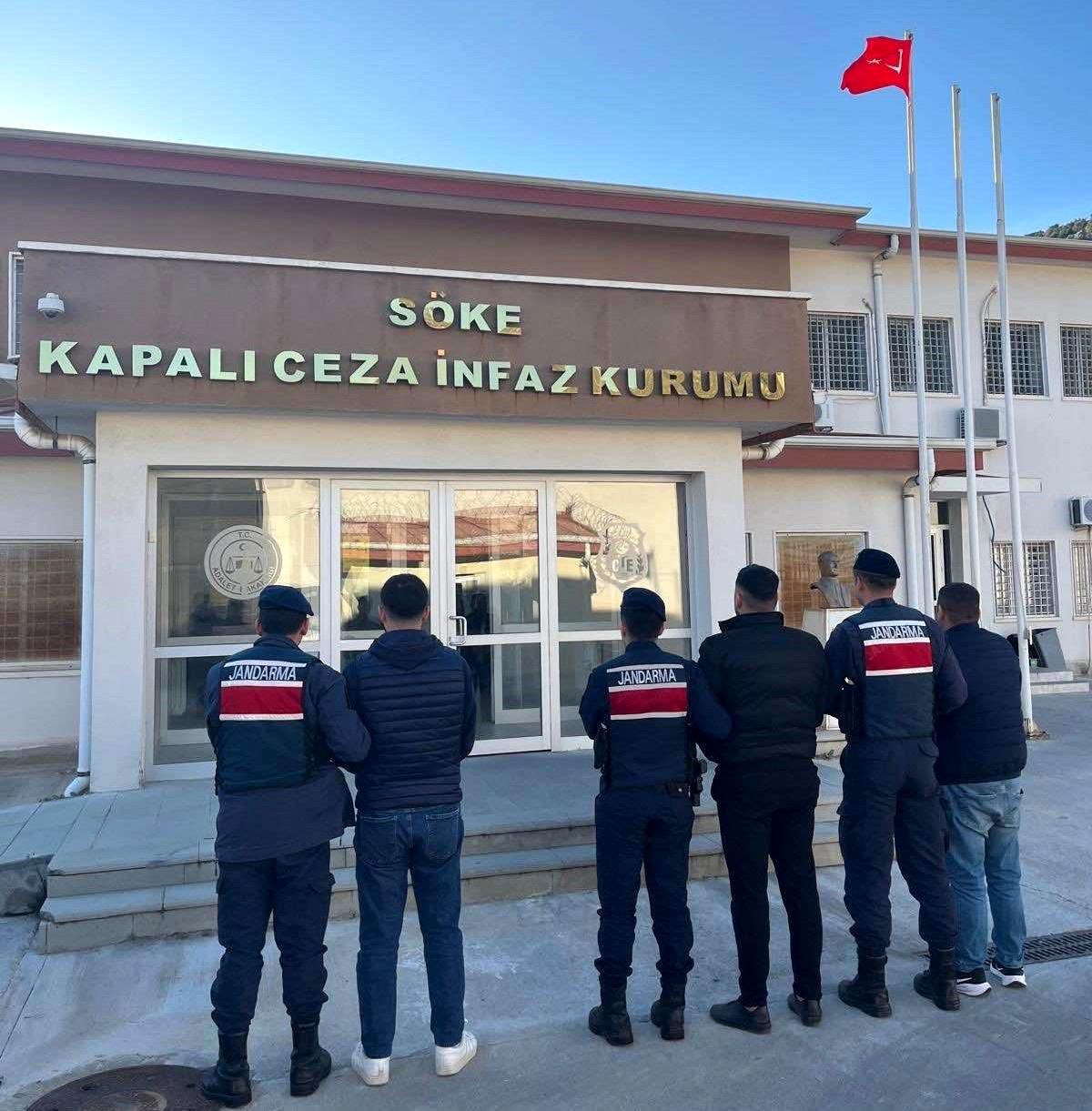 Germencik ve Söke'de 16 düzensiz göçmen, 4 organizatör yakalandı