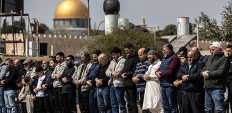 İsrail ramazanın son cumasında Mescid-i Aksa’yı kapattı! Filistinliler dışarıda namaz kılıyor