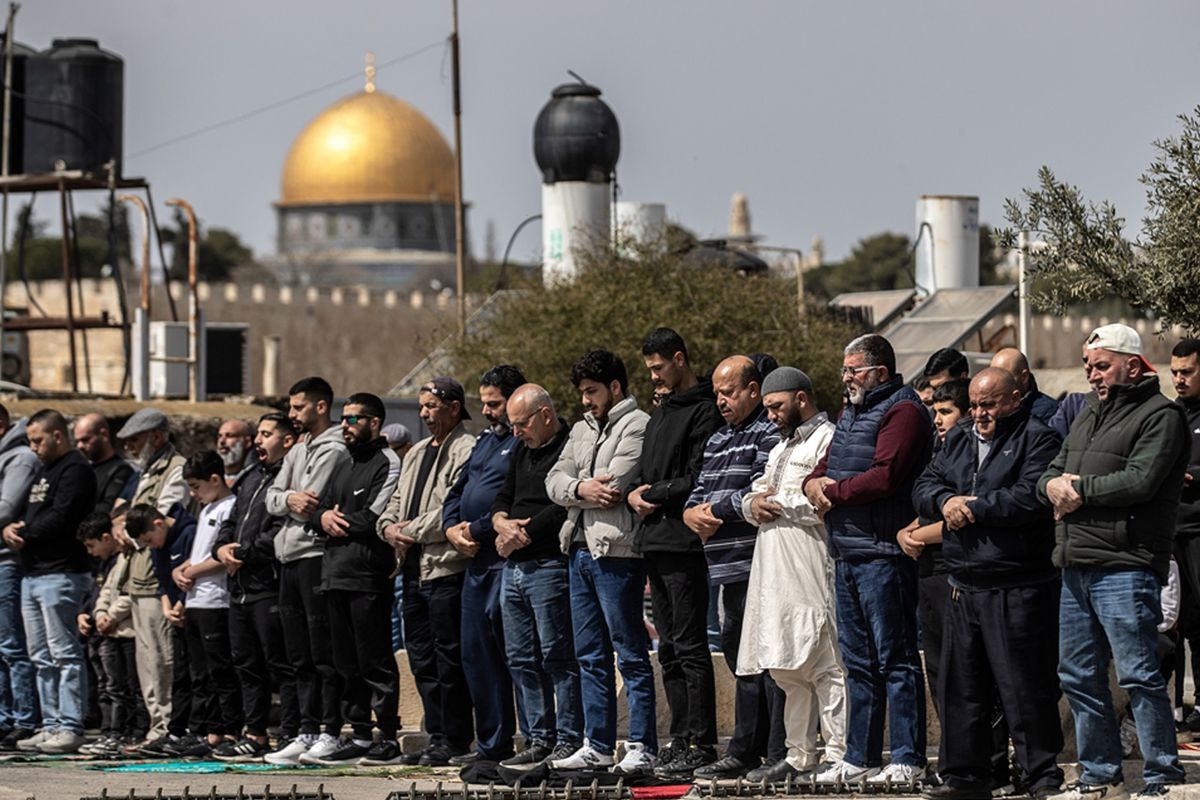İsrail ramazanın son cumasında Mescid-i Aksa’yı kapattı! Filistinliler dışarıda namaz kılıyor