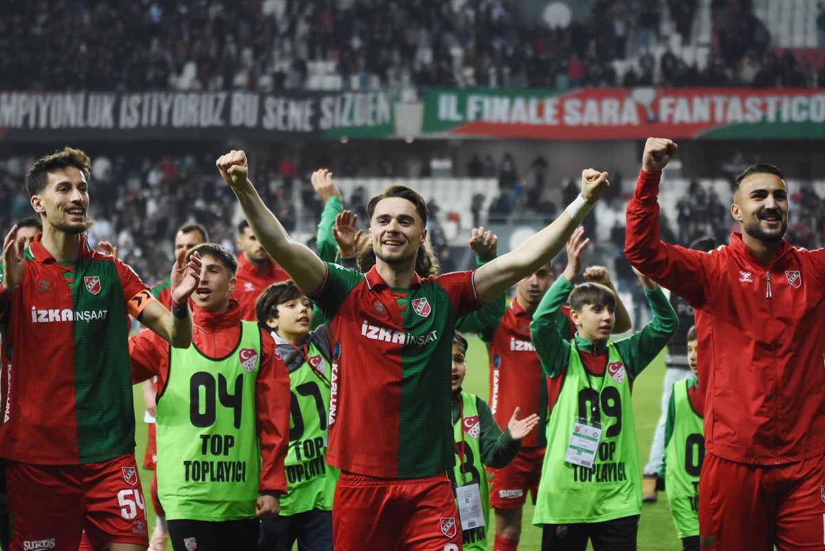 Karşıyaka ile Ayvalıkgücü İzmir'de rakip