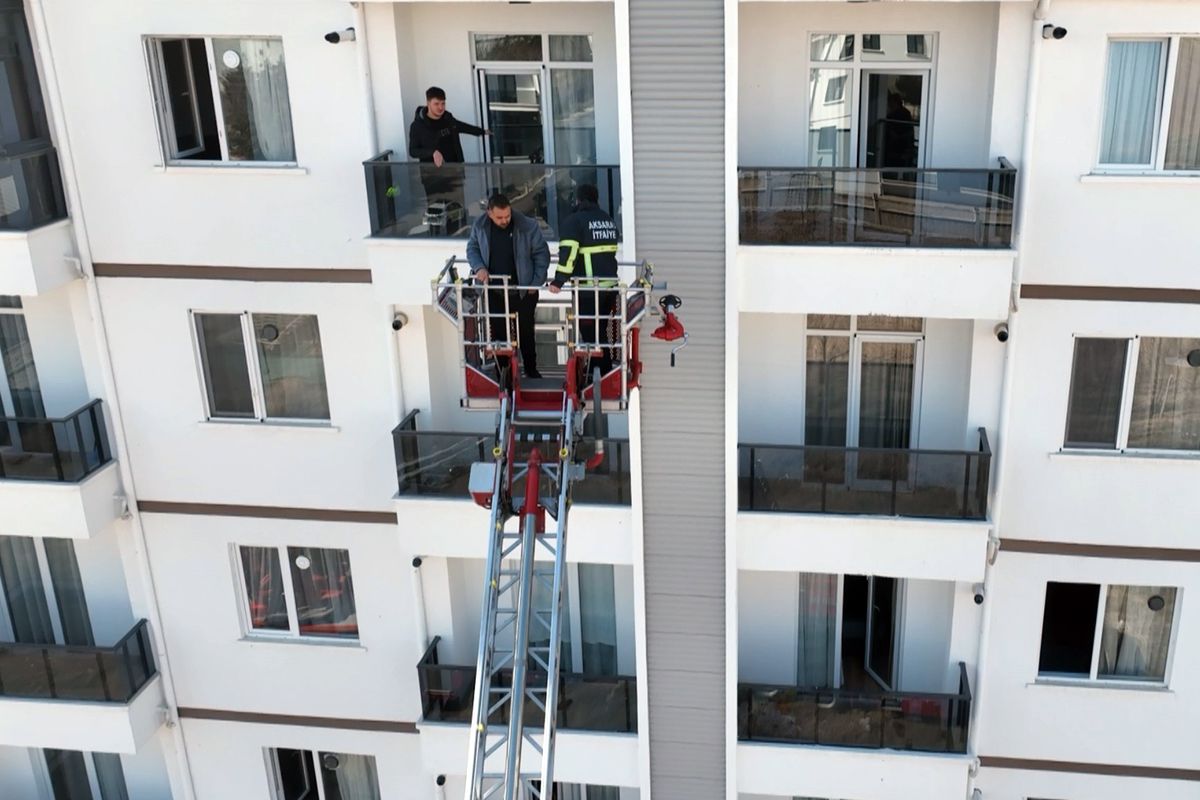 Prizde unutulan şarj aleti yangın çıkardı: 16 kişi hastanelik oldu