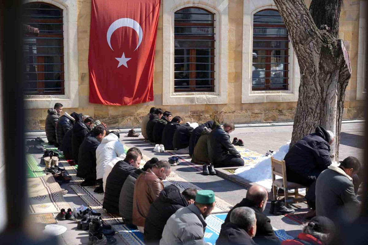 Ramazan'ın son Cuma namazında yoğunluk: Bayburt'ta camilere sığmayan cemaat avluda saf tuttu