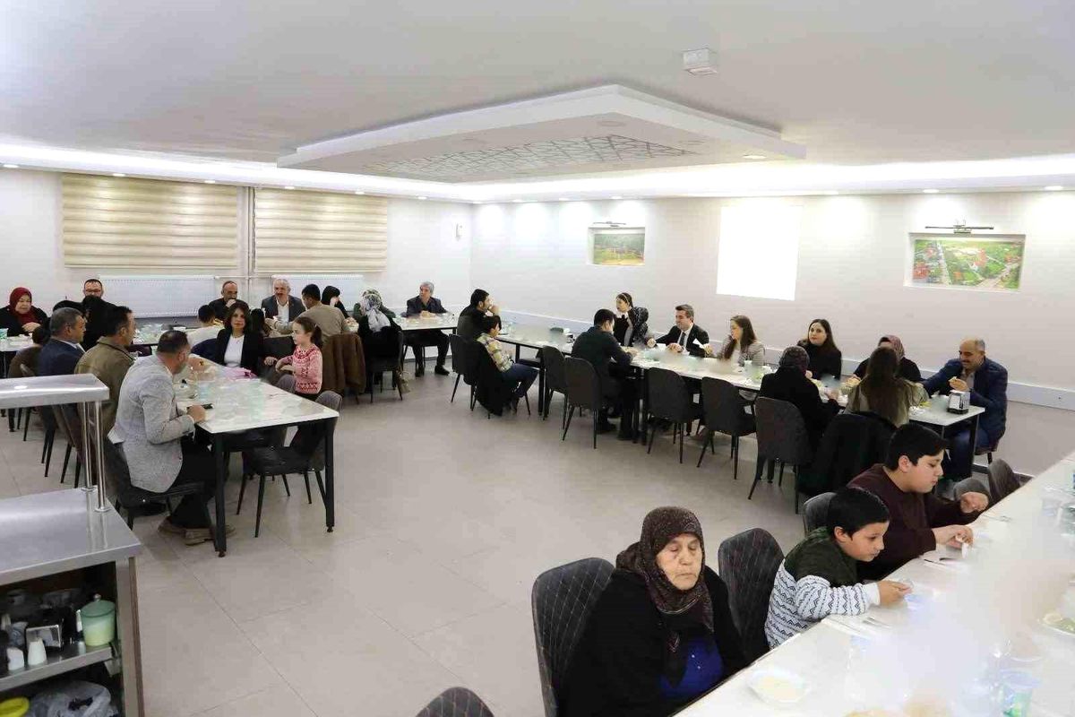 Şehit aileleri, gaziler ve yakınları onuruna iftar yemeği verildi