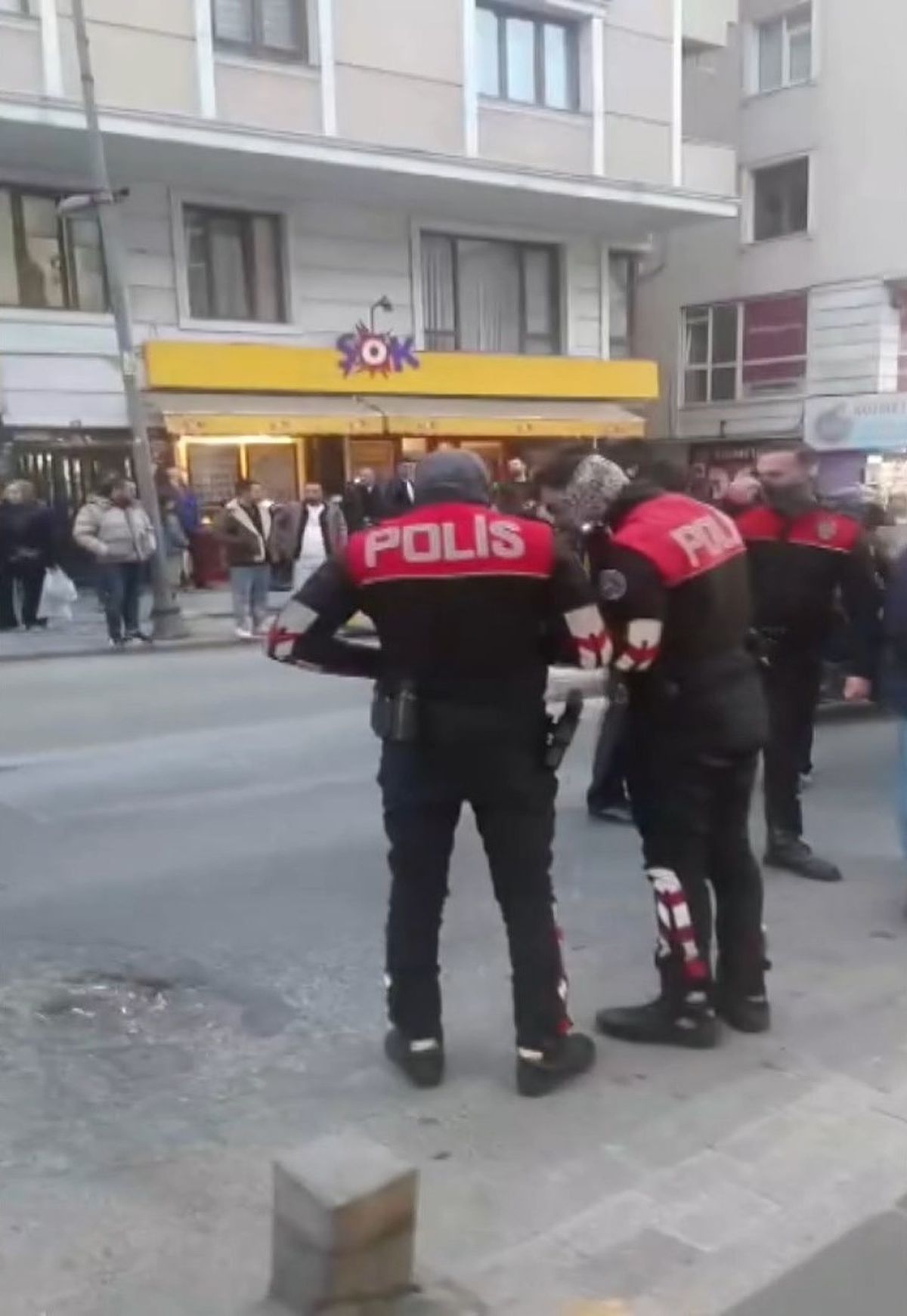 Şişli'de silahlı kavgada pide kuyruğunda bekleyen kadın ağır yaralandı
