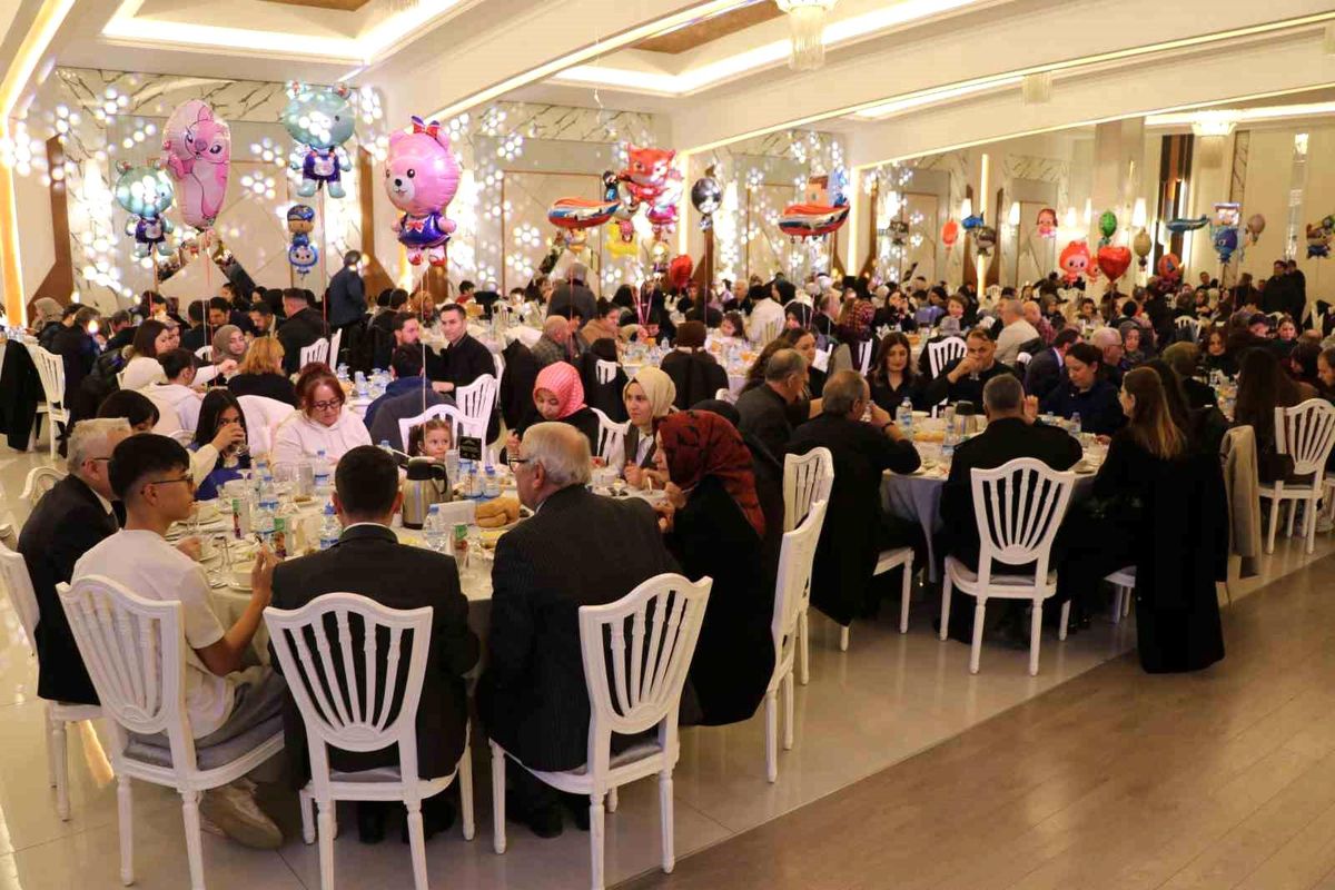 Sivas'ta yetim çocuklar iftar sofrasında buluştu