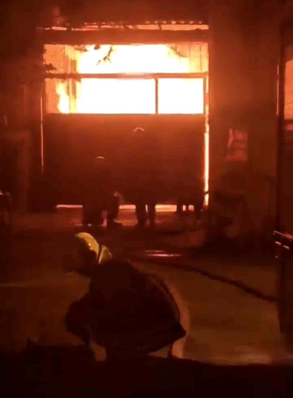Adana'da mobilya atölyesinde yangın çıktı