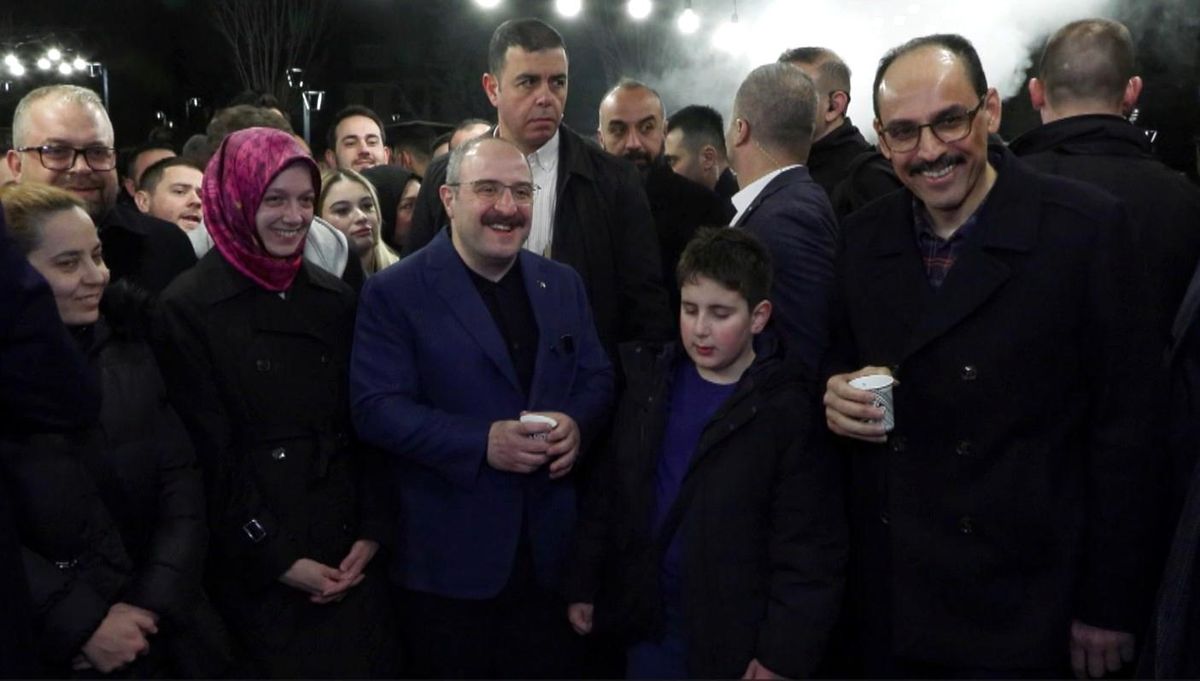 AK Parti Bursa Milletvekili Varank ve MİT Başkanı Kalın, sahurda vatandaşlarla bir araya geldi