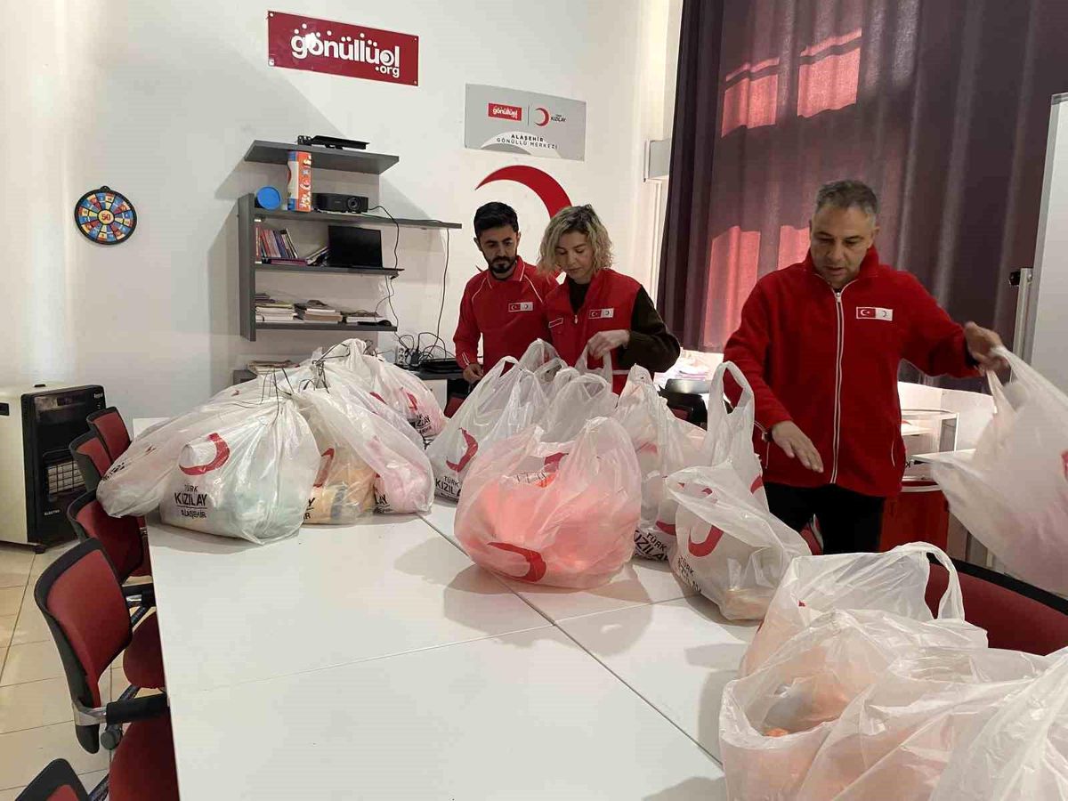 Alaşehir'de Kızılay'dan çocuklara bayram hediyesi