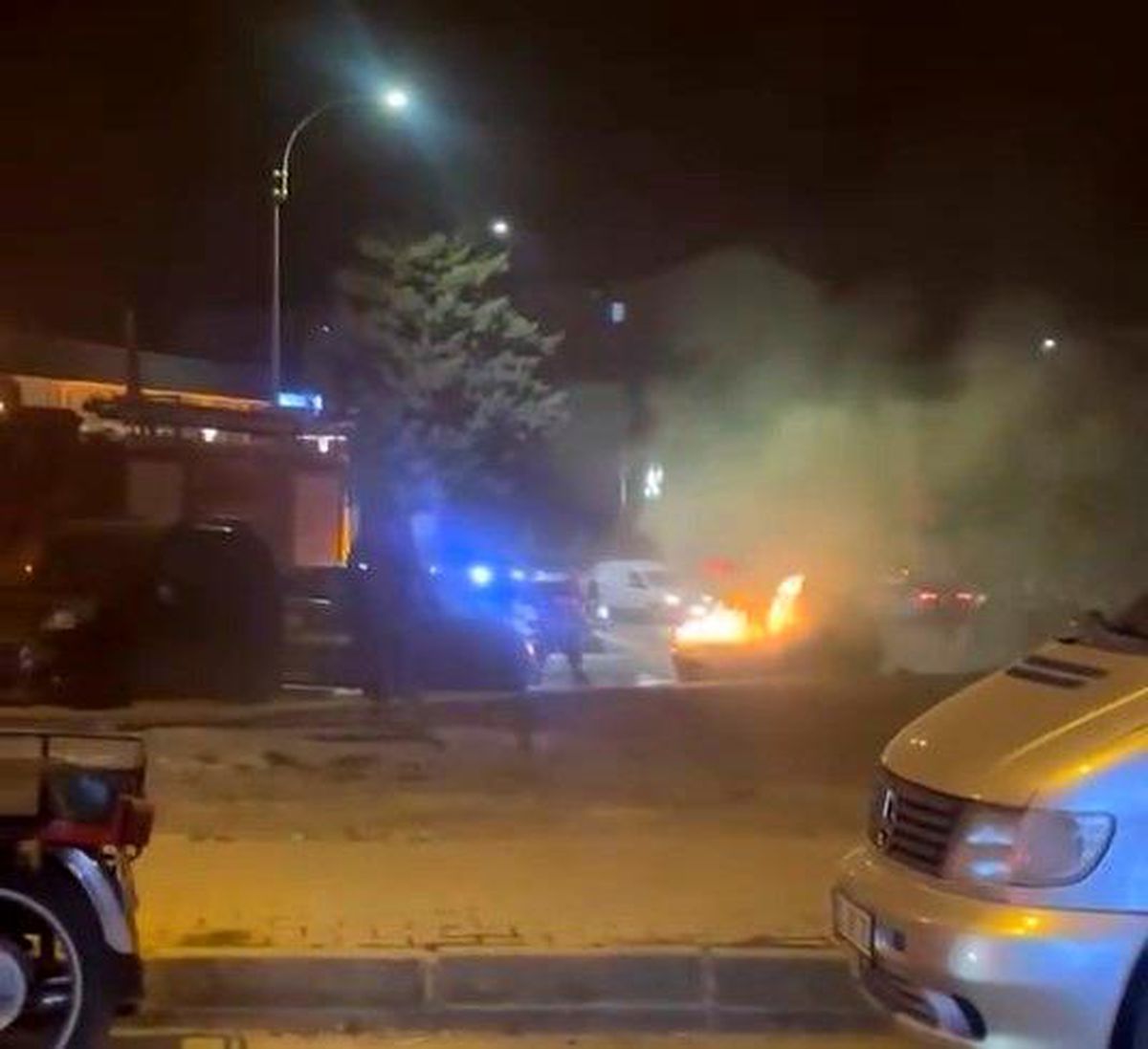 Alev alan aracı itfaiye ekipleri söndürdü