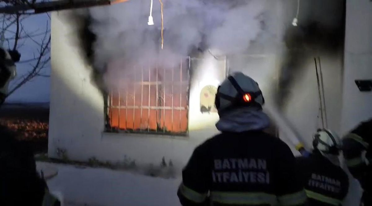 Batman'da tek katlı ev alevlere teslim oldu