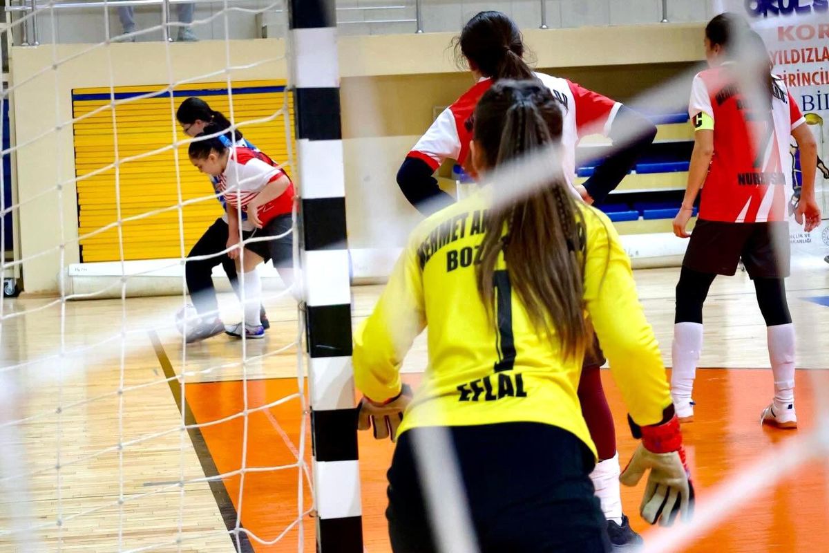 Bilecik'te futsal turnuvasında madalya ve kupalar sahiplerini buldu
