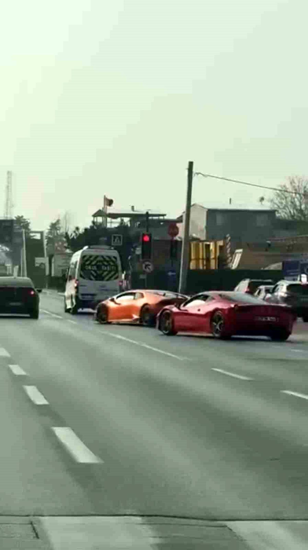 Bursa'da iki lüks otomobil trafik kurallarını hiçe saydı