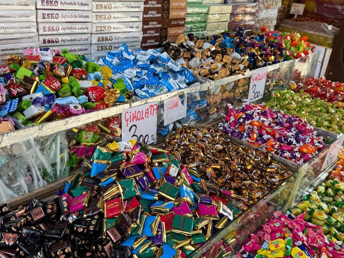 Çikolata ve şekerlemeler tezgahları şenlendirdi