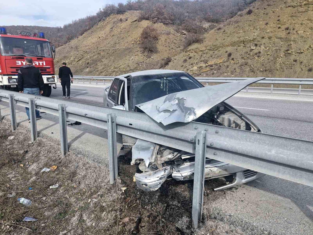 Çorum'da bariyerlere çarpan otomobilin sürücüsü yaralandı