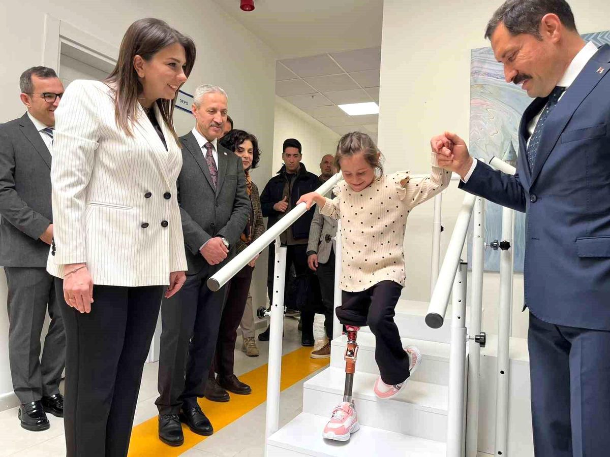 Depremde ailesini kaybeden Zeynep, Barbie'li protez bacağıyla yeni hayatına ilk adımlarını alkışlar eşliği...