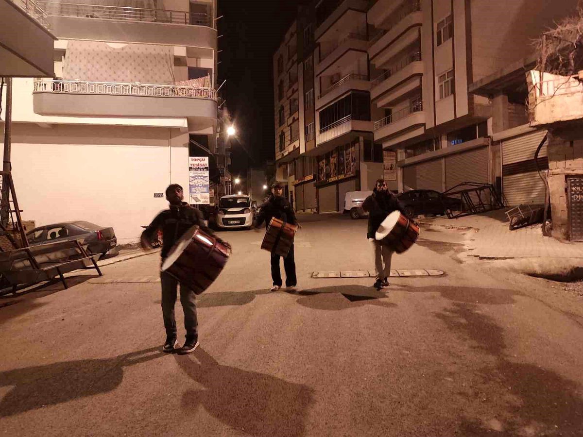 Diyarbakır'da 40 yıldır halay davulu çalarak sahura uyandırıyorlar