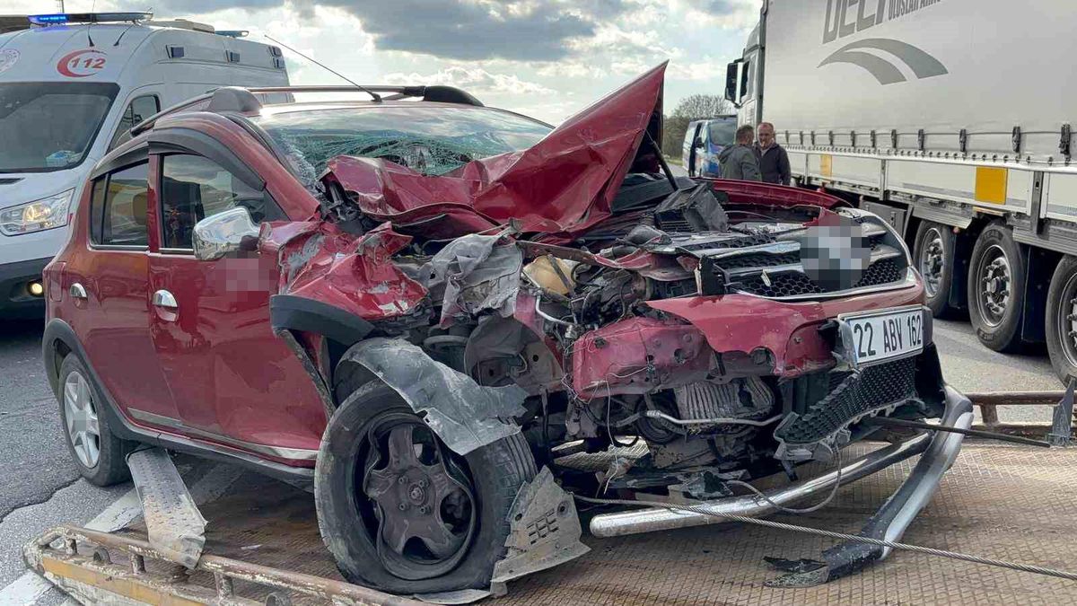 Edirne'de otomobil tıra çarptı, 1 kişi yaralandı: Kaza anı kamerada