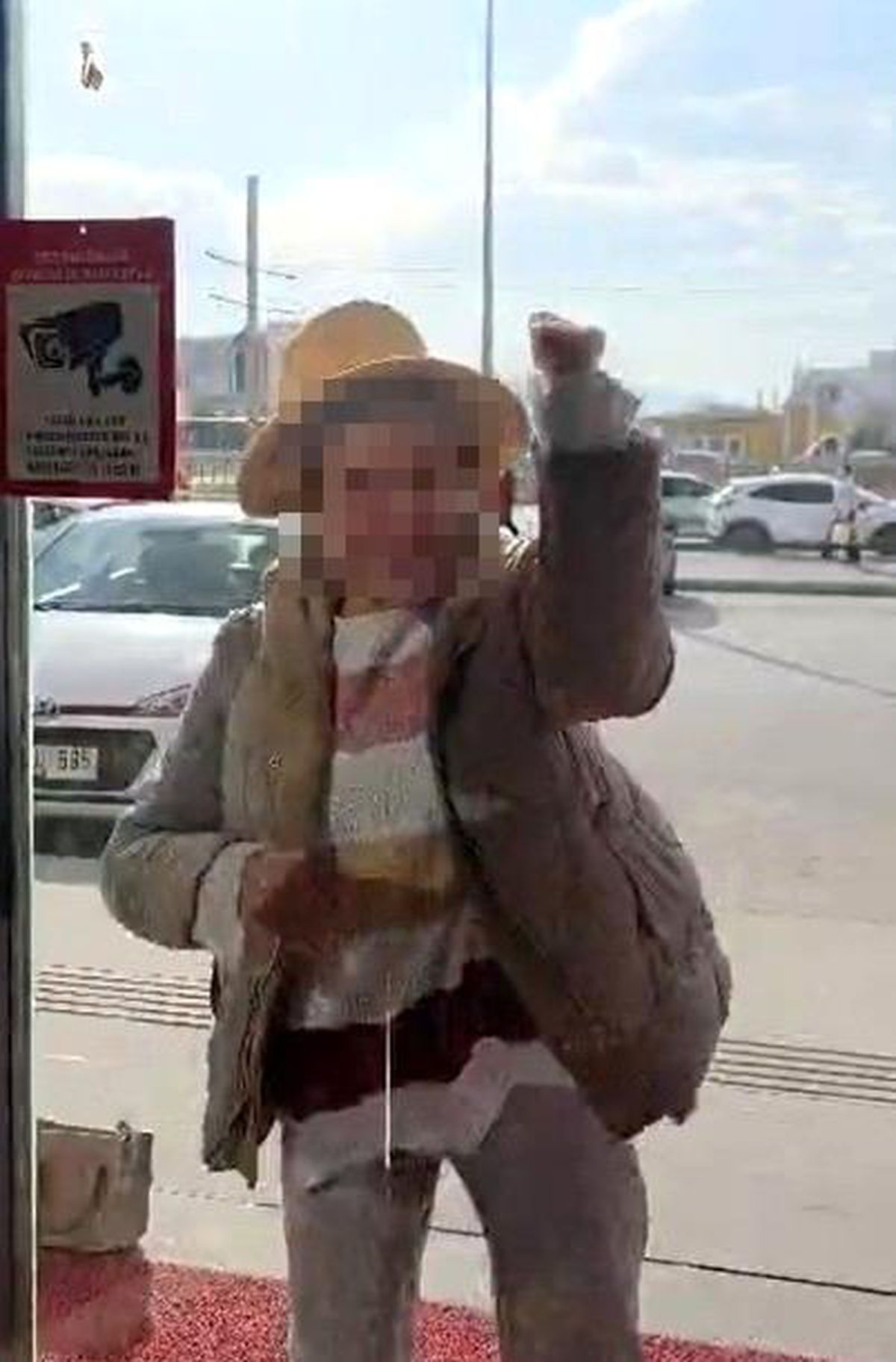 Fark ücreti vermek istemeyen kadın eczaneye taşla saldırdı, kapıları tekmeledi