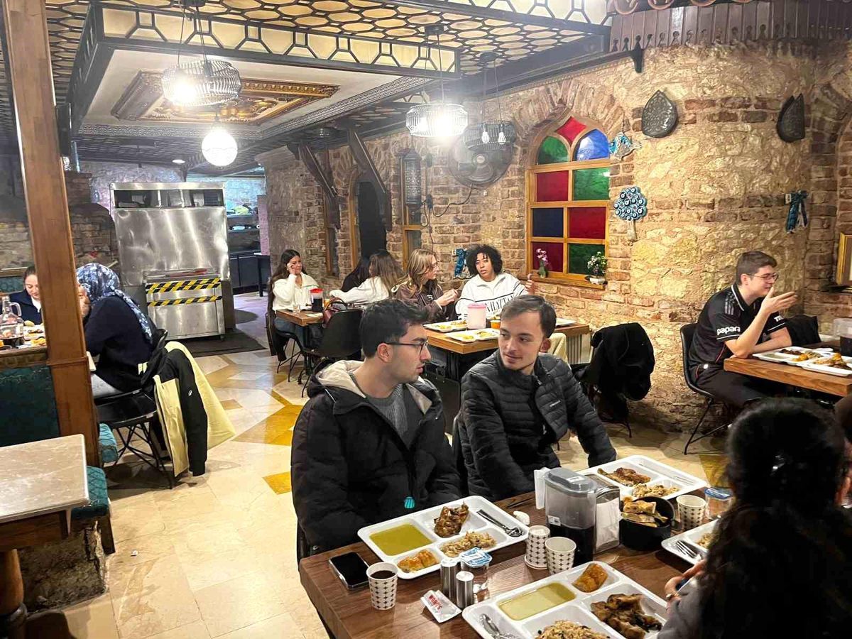 Fatih'te üniversite öğrencileri iftarda buluştu