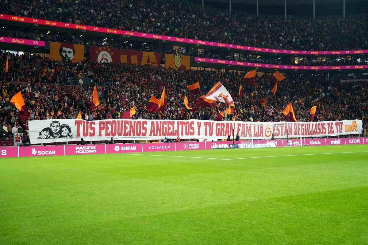 Galatasaray taraftarından, Lucas Torreira için özel pankart