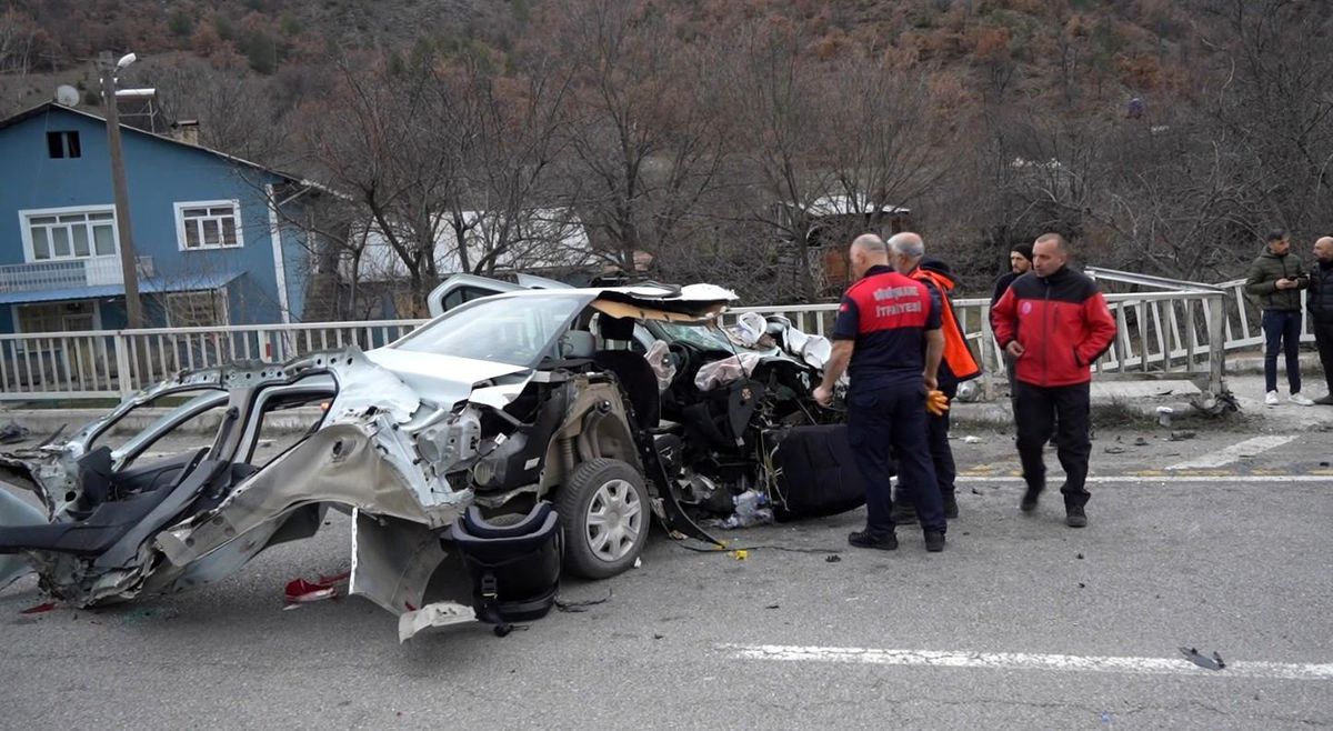 Hurdaya dönen araçtan sağ kurtuldular: 1'i bebek 3 yaralı