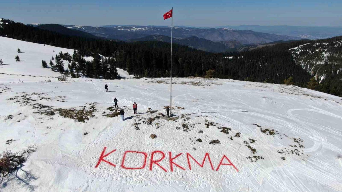 Ilgaz Dağı'nın zirvesinde anlamlı anma: İstiklal Marşı'nın ilk kelimesi kara nakşedildi