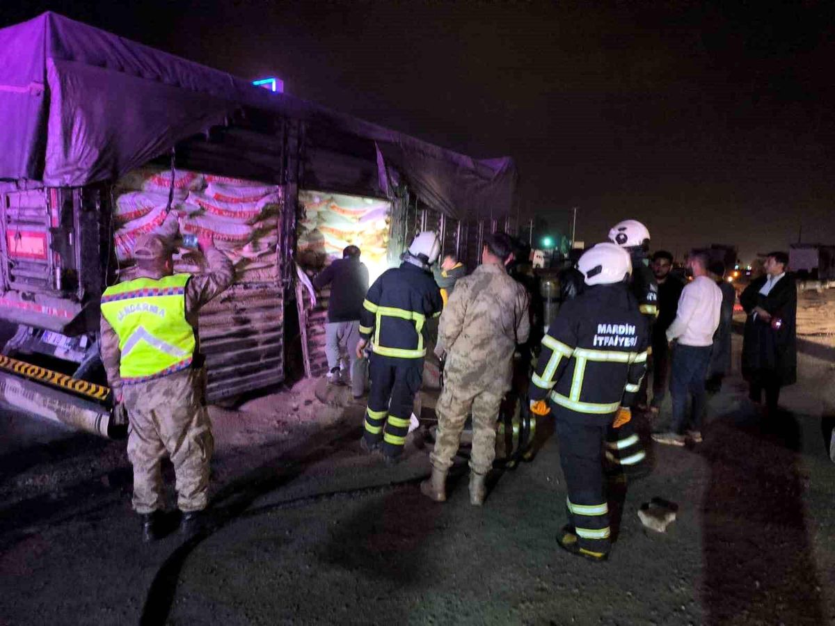 Mardin'de hayvan yemi yüklü tırın dorsesinde yangın çıktı