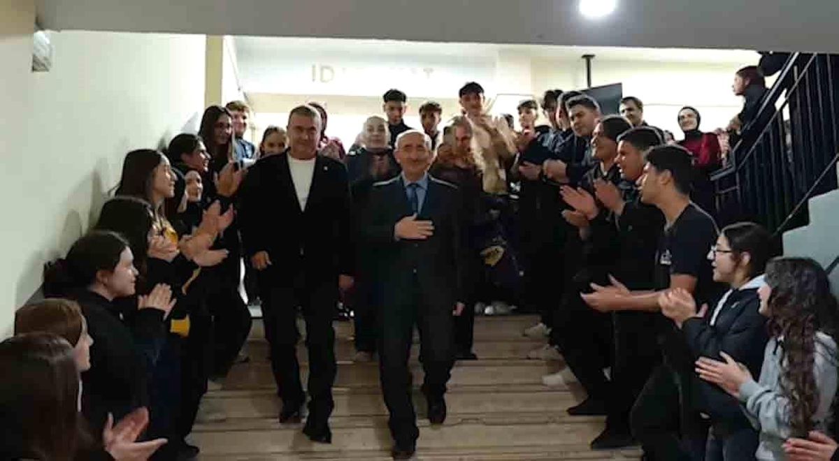 Meslek hayatında 50 bin öğrencinin hayatına dokunan 40 yıllık öğretmene alkışlar içerisinde hüzünlü veda