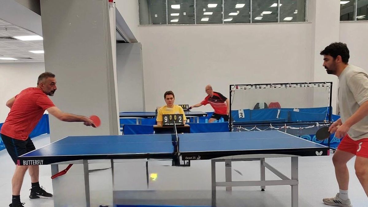 Sağlık çalışanları masa tenisi turnuvasında buluştu